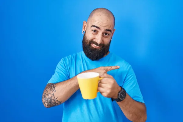 Jonge Spaanse Man Met Baard Tatoeages Die Een Kop Koffie — Stockfoto