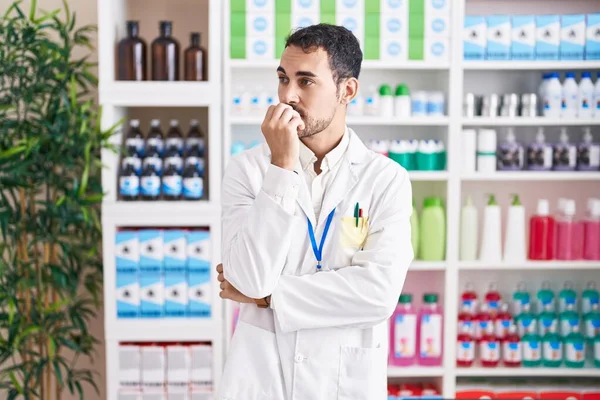 Красивый Латиноамериканец Работающий Аптеке Выглядит Напряженным Нервным Руками Рту Грызущими — стоковое фото