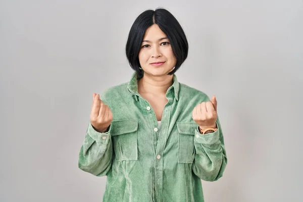 Ung Asiatisk Kvinna Står Över Vit Bakgrund Gör Pengar Gest — Stockfoto