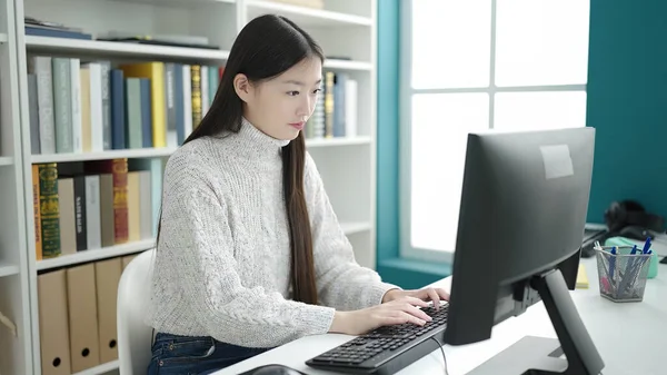 Νεαρή Κινέζα Φοιτήτρια Που Χρησιμοποιεί Υπολογιστή Και Σπουδάζει Στο Πανεπιστήμιο — Φωτογραφία Αρχείου