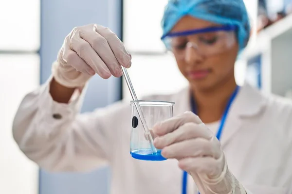 실험실에서 과학자 유니폼 액체를 — 스톡 사진
