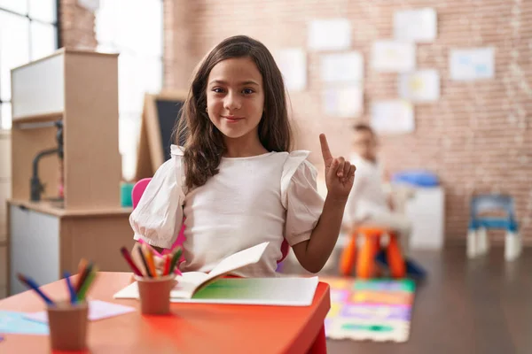 Pequena Menina Hispânica Pintando Escola Sorrindo Feliz Apontando Com Mão — Fotografia de Stock