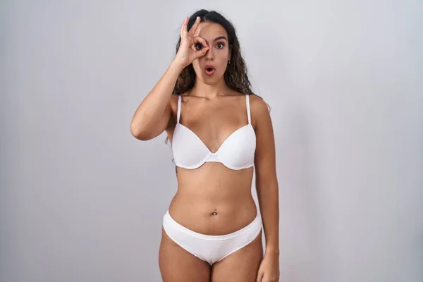 Mladá Hispánka Oblečená Bílém Prádle Dělá Pořádku Gesto Šokované Překvapeným — Stock fotografie