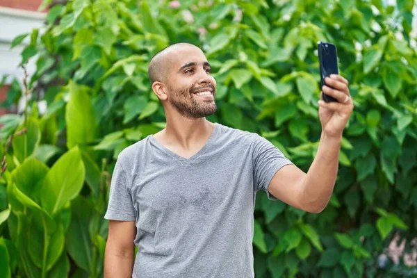Genç Latin Adam Gülümsüyor Parktaki Akıllı Telefonun Yanında Özçekim Yapıyor — Stok fotoğraf
