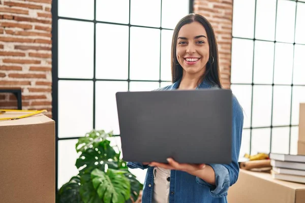 Young Beautiful Hispanic Woman Using Laptop Standing New Home — Stock fotografie