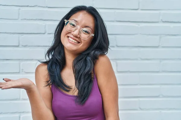 Asiático Jovem Mulher Sobre Tijolos Fundo Celebrando Realização Com Sorriso — Fotografia de Stock