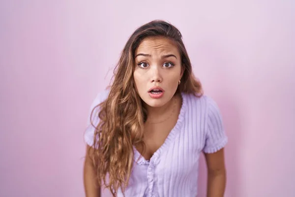 Young Hispanic Woman Standing Pink Background Afraid Shocked Surprise Amazed — Stockfoto