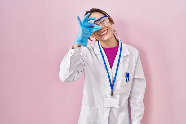 Latynoska Kobieta Mundurze Naukowca Uśmiecha Się Szczęśliwy Robi Znak Ręki — Zdjęcie stockowe