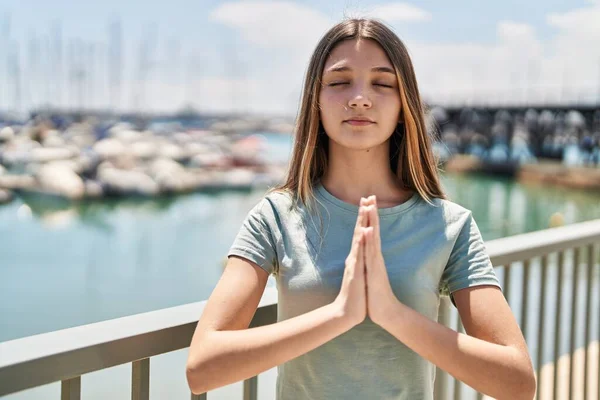 Urocza Dziewczyna Modli Się Nad Morzem — Zdjęcie stockowe