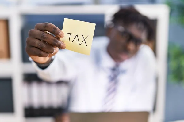 Αφροαμερικάνος Επιχειρηματίας Κρατώντας Χαρτί Υπενθύμισης Φορολογικό Μήνυμα Στο Γραφείο — Φωτογραφία Αρχείου