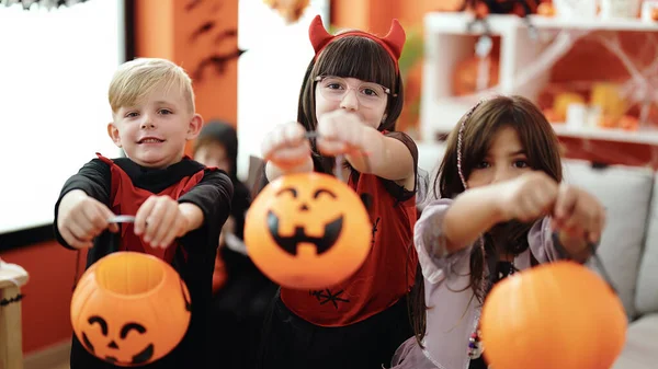 Cadılar Bayramı Kostümü Giyen Bir Grup Çocuk Evde Şeker Istiyor — Stok fotoğraf