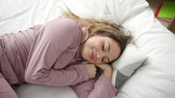 Genç Güzel Spanyol Bir Kadın Yatakta Uzanıyor — Stok fotoğraf