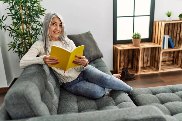 Mulher Cabelos Grisalhos Meia Idade Sorrindo Livro Leitura Confiante Casa — Fotografia de Stock