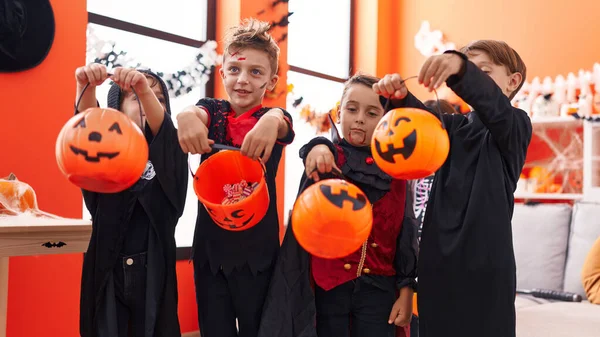 Skupina Dětí Halloweenském Kostýmu Žádající Doma Bonbóny — Stock fotografie