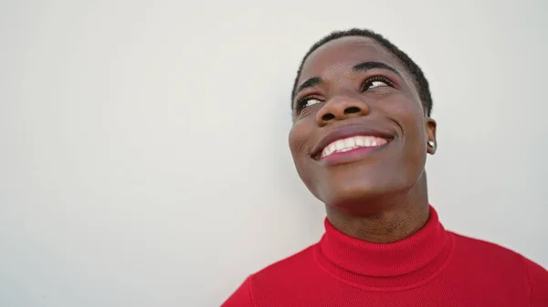 Africano Americano Mulher Sorrindo Confiante Olhando Para Céu Sobre Isolado — Fotografia de Stock