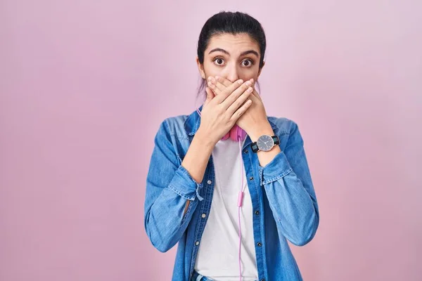 Young Beautiful Woman Standing Pink Background Shocked Covering Mouth Hands — Foto de Stock