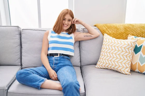 Young Redhead Woman Smiling Confident Sitting Sofa Home — ストック写真