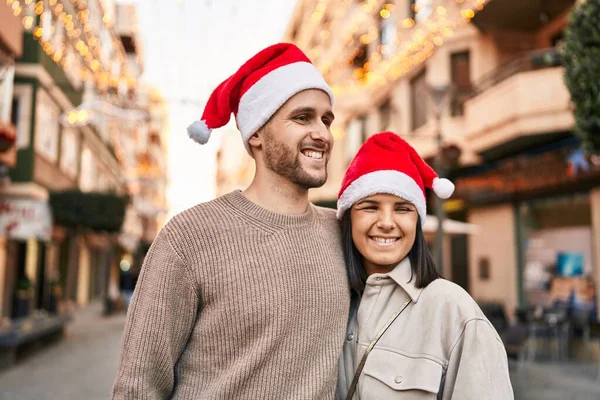 Мужчина Женщина Рождественской Шляпе Обнимают Друг Друга Улице — стоковое фото