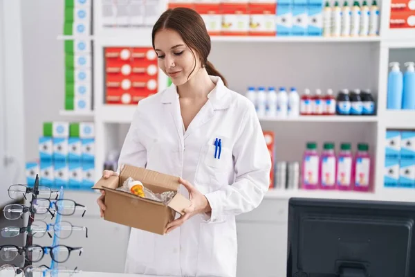 Молодая Женщина Фармацевт Держит Пакет Таблетками Аптеке — стоковое фото