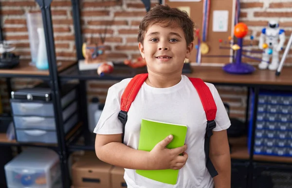 Malý Hispánský Chlapec Nosí Studentský Batoh Drží Knihu Škole Vypadat — Stock fotografie