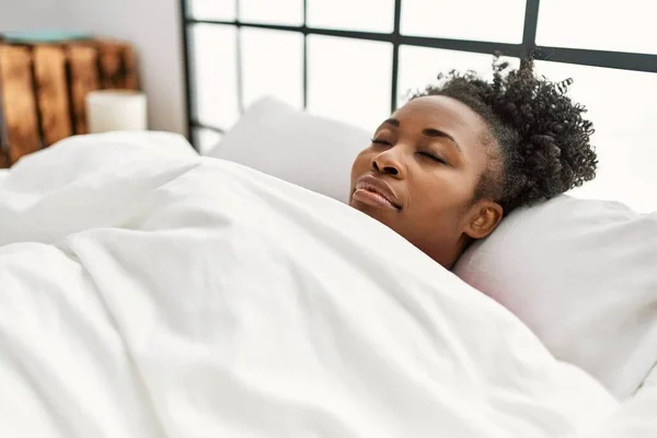 Mujer Afroamericana Acostada Cama Durmiendo Dormitorio —  Fotos de Stock