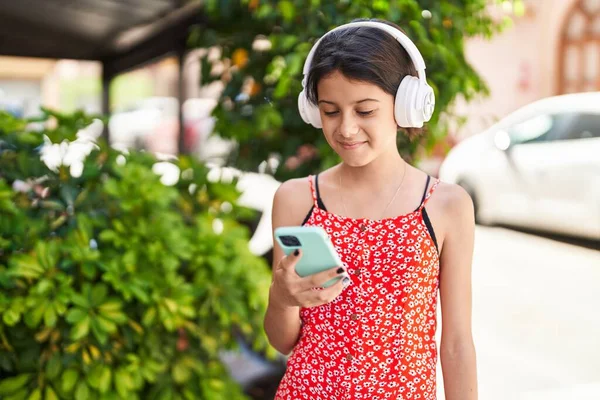 Adorable Hispanic Girl Smiling Confident Listening Music Street — ストック写真