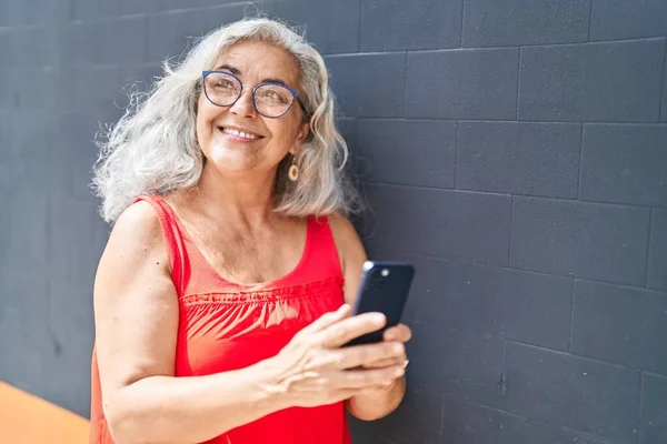 Middle Age Grey Haired Woman Smiling Confident Using Smartphone Street — Foto de Stock