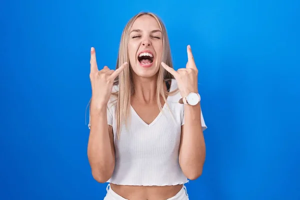 Young Caucasian Woman Standing Blue Background Shouting Crazy Expression Doing — Fotografia de Stock