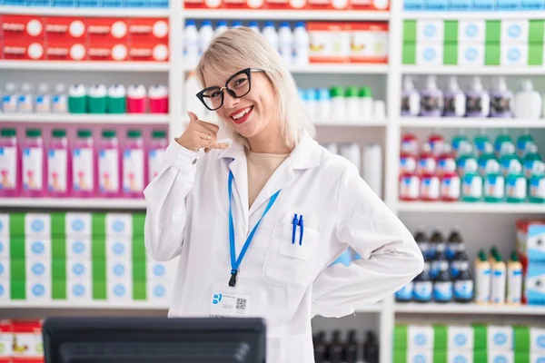 Mulher Caucasiana Jovem Que Trabalha Farmácia Farmácia Sorrindo Fazendo Gesto — Fotografia de Stock
