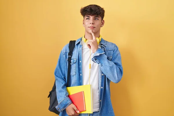 Ισπανόφωνος Έφηβος Φορώντας Σακίδιο Μαθητή Και Κρατώντας Βιβλία Σκεπτόμενος Συγκεντρωμένος — Φωτογραφία Αρχείου