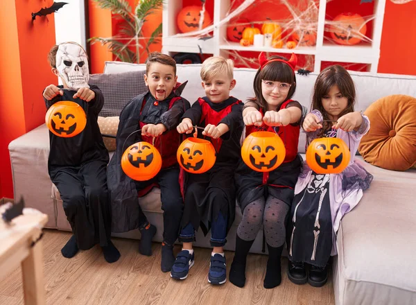 Gyerekek Halloween Jelmezben Akik Édességet Kérnek Otthon — Stock Fotó
