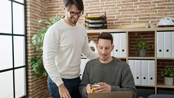 Zwei Männer Geschäftspartner Mit Laptop Kaffee Trinken Büro — Stockfoto