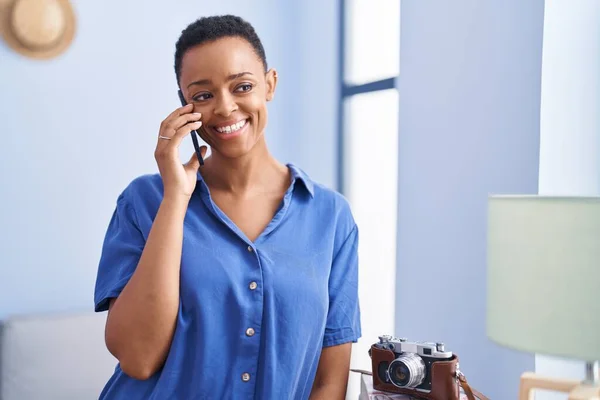 Afričanky Americká Žena Mluví Smartphone Stojící Doma — Stock fotografie