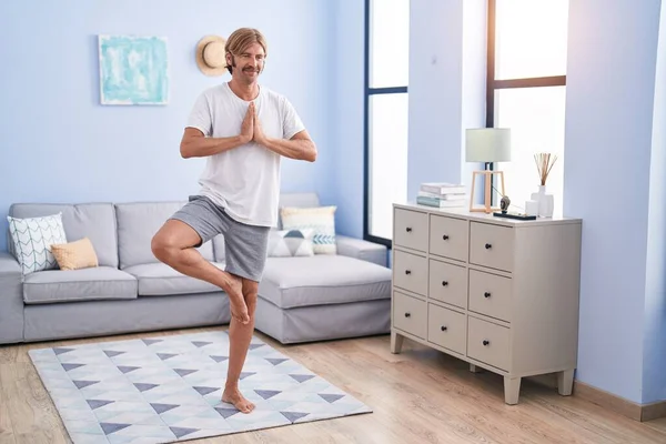 Sarışın Gülümseyen Kendine Güvenen Evde Yoga Yapan Genç Bir Adam — Stok fotoğraf