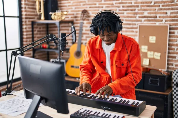 Afro Amerikaanse Man Muzikant Speelt Piano Keyboard Muziekstudio — Stockfoto