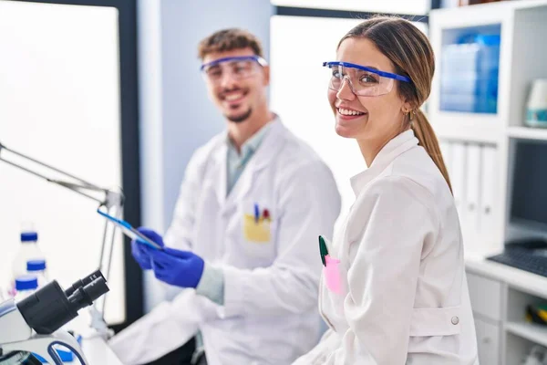 Young Man Woman Scientists Workers Using Touchpad Working Laboratory — Photo