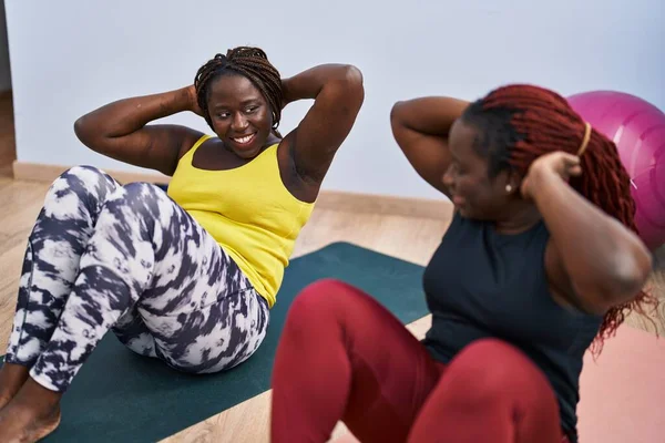 Африканские Американские Женщины Улыбаются Уверенно Тренировки Пресс Упражнения Спорткомплексе — стоковое фото