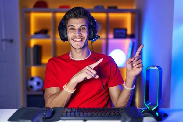 Young Hispanic Man Playing Video Games Smiling Looking Camera Pointing — Stock Fotó