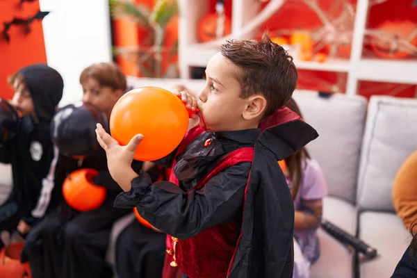 Cadılar Bayramı Kostümü Giymiş Bir Grup Çocuk Evde Balon Şişiriyor — Stok fotoğraf