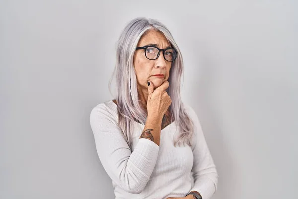 Жінка Середнього Віку Сірим Волоссям Стоїть Білому Тлі Думаючи Стурбована — стокове фото