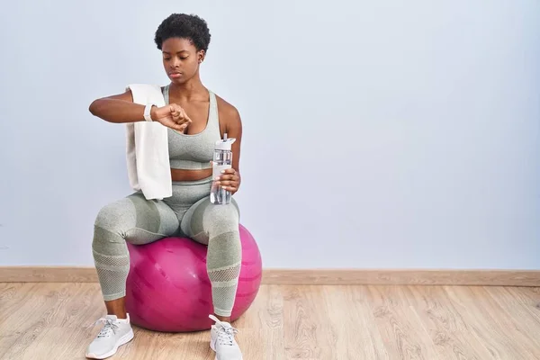 Afrikansk Amerikansk Kvinna Bär Sportkläder Sitter Pilates Boll Kontrollera Tiden — Stockfoto