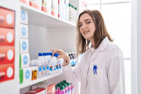 Młoda Kobieta Farmaceuta Organizuje Regały Aptece — Zdjęcie stockowe