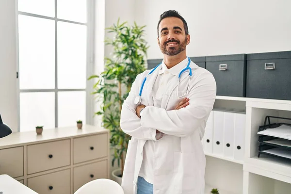 Young Hispanic Man Wearing Doctor Uniform Standing Arms Crossed Gesture — Stock Photo, Image