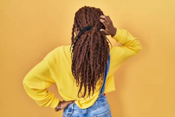 Africano Mulher Sobre Fundo Amarelo Para Trás Pensando Sobre Dúvida — Fotografia de Stock