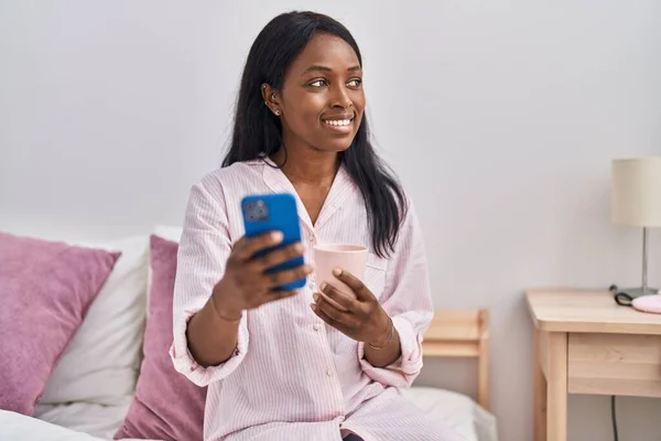 Молода Афроамериканська Жінка Каву Користуючись Смартфоном Спальні — стокове фото