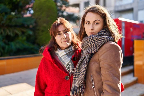 Dos Mujeres Madre Hija Pie Junto Con Expresión Relajada Calle —  Fotos de Stock