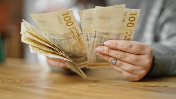 Kadının Elleri Odada 100 Danimarka Kronu Sayıyor — Stok fotoğraf