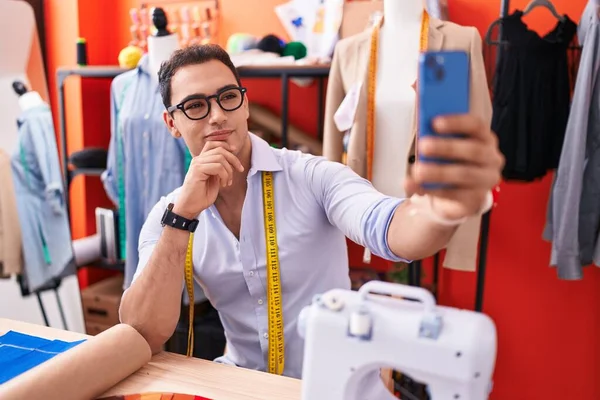 Young Hispanic Man Tailor Smiling Confident Make Selfie Smartphone Atelier — Stock Fotó