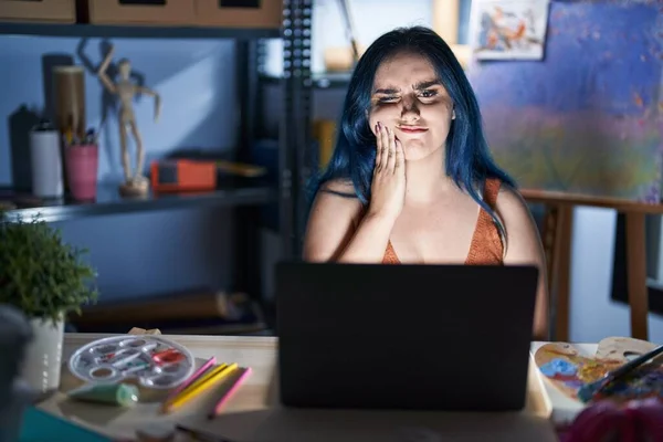 Junges Modernes Mädchen Mit Blauen Haaren Das Nachts Mit Laptop — Stockfoto