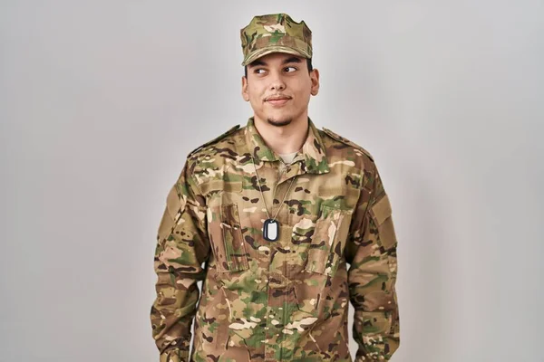 Mladý Arabský Muž Maskovací Armádní Uniformě Usmívá Dívá Stranou Přemýšlí — Stock fotografie